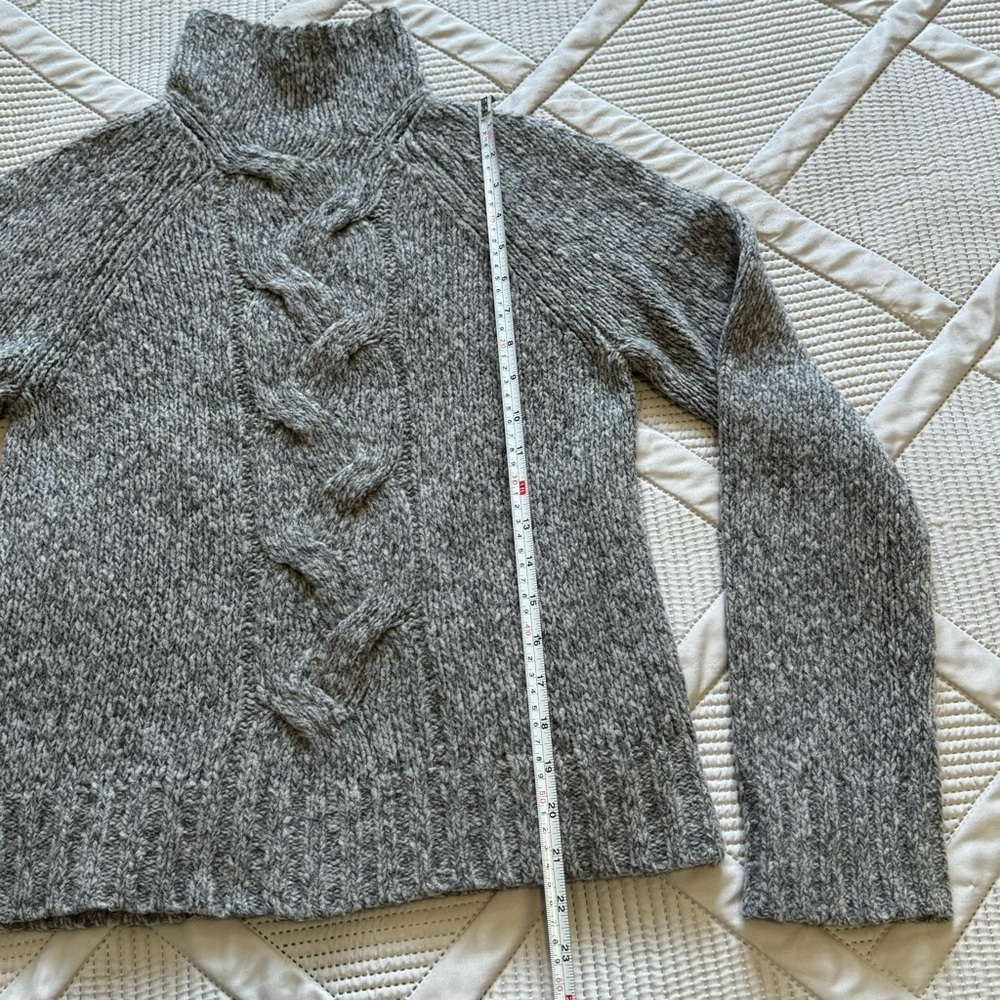 ANN TAYLOR GRAY CABLE KNIT MERINO BLEND (80%) SWEATER SZ M - Picture 3 of 7